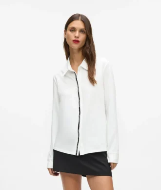 Camisa com fita com logótipo