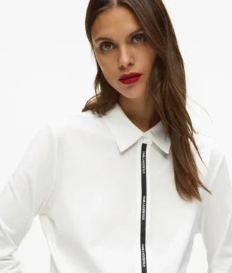 Camisa com fita com logótipo