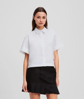 CAMISA DE MANGA CURTA E CORTES RETOS