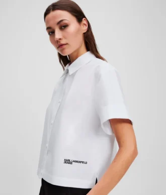 CAMISA DE MANGA CURTA E CORTES RETOS