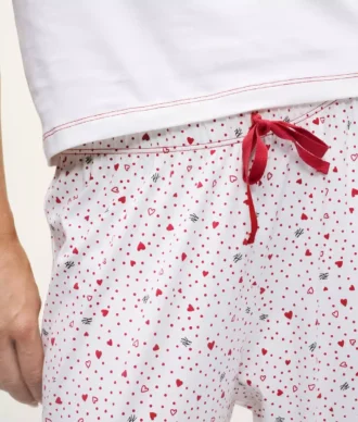 Conjunto de pijama com estampado de corações